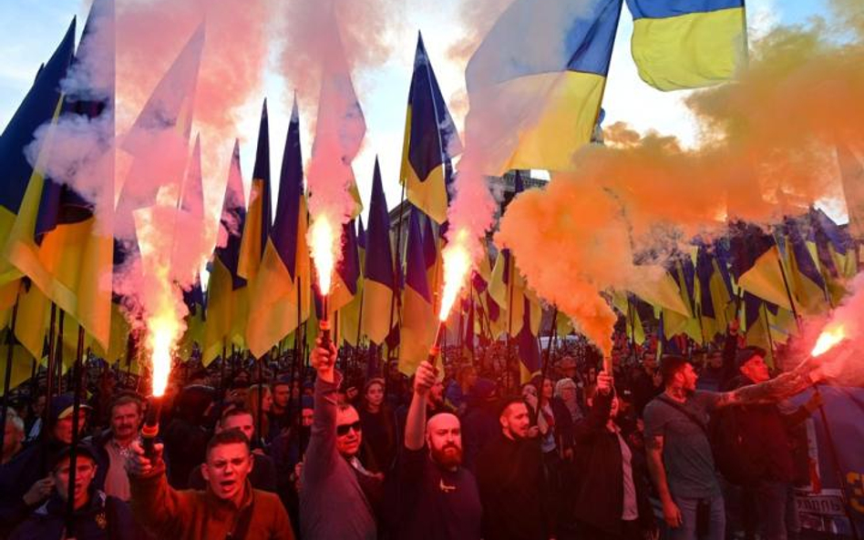 Protestujący na kijowskim Majdanie w poniedziałek wieczorem