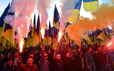 Protestujący na kijowskim Majdanie w poniedziałek wieczorem