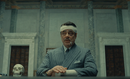 Benicio del Toro w filmie „Fenicki układ” Wesa Andersona