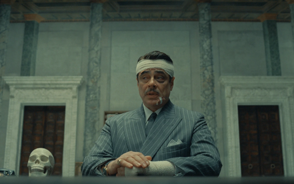 Benicio del Toro w filmie „Fenicki układ” Wesa Andersona