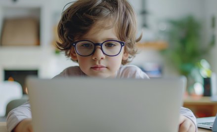 Jedno na troje dzieci ma krótkowzroczność. Zdaniem naukowców to skutek pandemii COVID-19