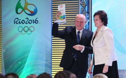 Członkini zarządu Polskiego Komitetu Olimpijskiego Irena Szewińska (P) i prezes PKN Orlen Wojciech J