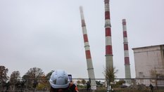 Łódź: Trzy wyburzane kominy runęły w ciągu kilku minut. Ewakuowano mieszkańców