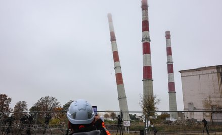Łódź: Trzy wyburzane kominy runęły w ciągu kilku minut. Ewakuowano mieszkańców