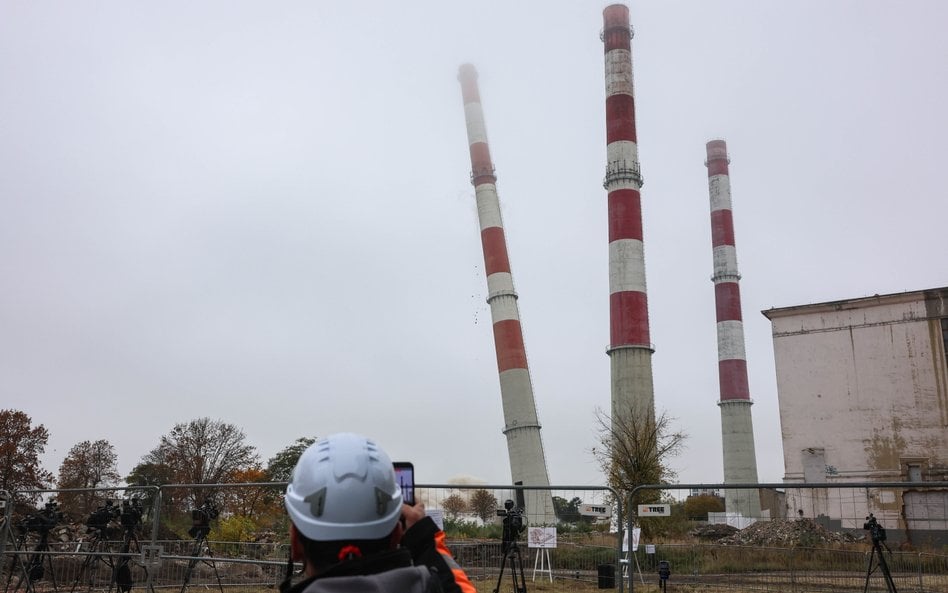 Łódź: Trzy wyburzane kominy runęły w ciągu kilku minut. Ewakuowano mieszkańców