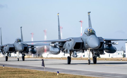 Dwa F-35A z dywizjonu 495th „The Valkyries" po wylądowaniu w litewskiej bazie Siauliai, 28 lutego br