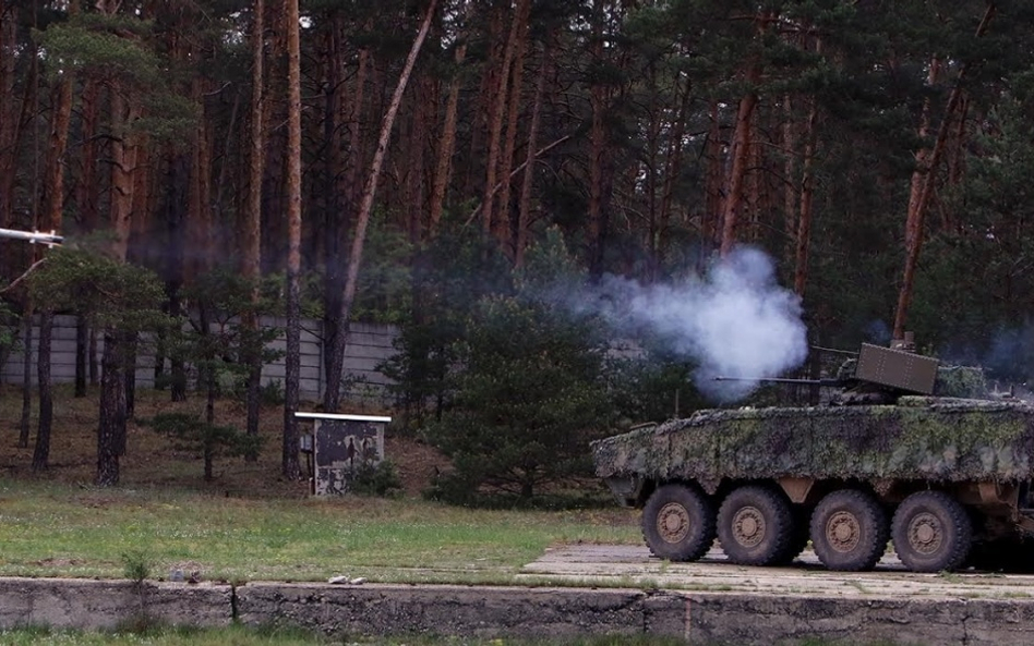 Odpalenie pocisku Spike LR z wyrzutni na wieży Turra-30 prototypowego kołowego bojowego wozu piechot