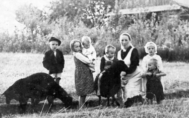 Wiktoria Ulma z dziećmi (ok. 1943)