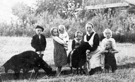 Wiktoria Ulma z dziećmi (ok. 1943)