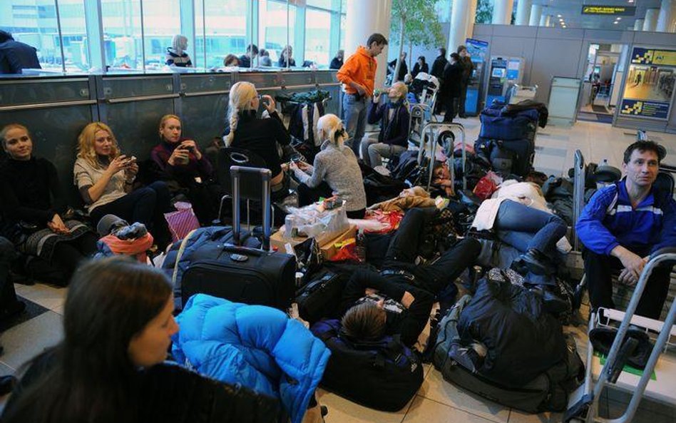 Pasażerowie na Moskiewskim lotnisku Domodiedowo.
