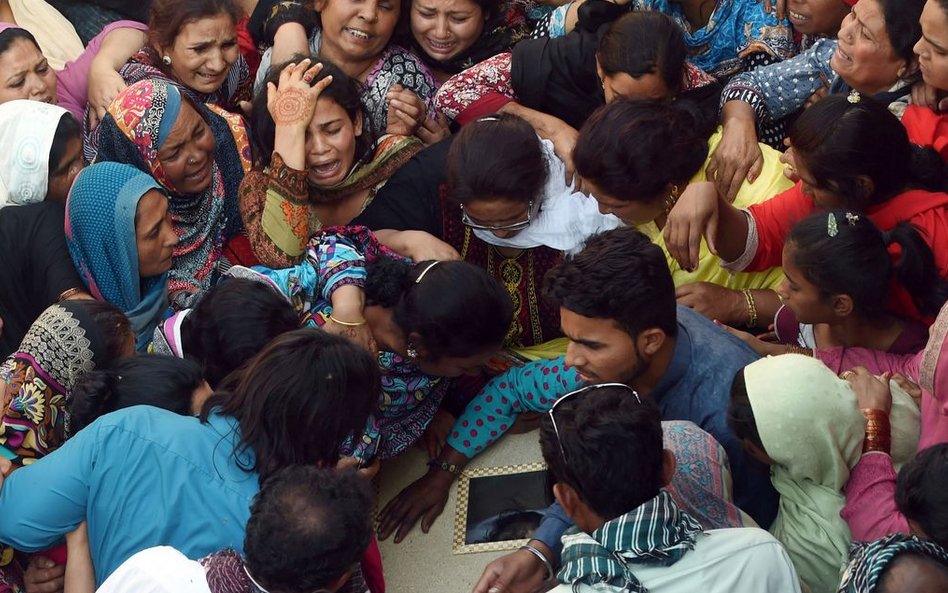 28 marca. Pakistan. Żałobnicy nad trumną jednej z ofiar samobójczego zamachu, do którego doszło dzie