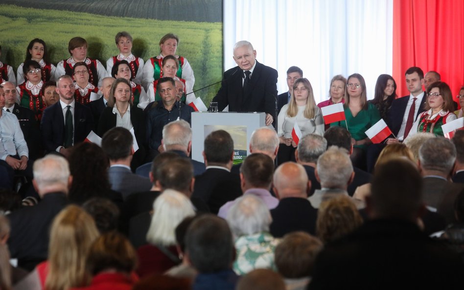 Prezes PiS Jarosław Kaczyński przemawia na konwencji rolnej Prawa i Sprawiedliwości w Łysych k. Ostr