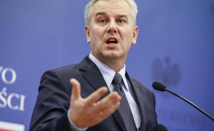 Zarzuty dla Cezarego Grabarczyka za nielegalne zdobycie pozwolenia na broń