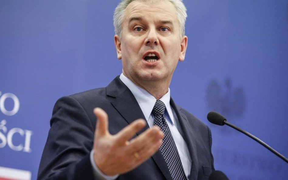 Zarzuty dla Cezarego Grabarczyka za nielegalne zdobycie pozwolenia na broń
