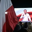 Przewodniczący Platformy Obywatelskiej Donald Tusk (na ekranie) na "debacie wyborczej 2023" Telewizj