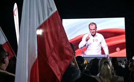 Przewodniczący Platformy Obywatelskiej Donald Tusk (na ekranie) na "debacie wyborczej 2023" Telewizj