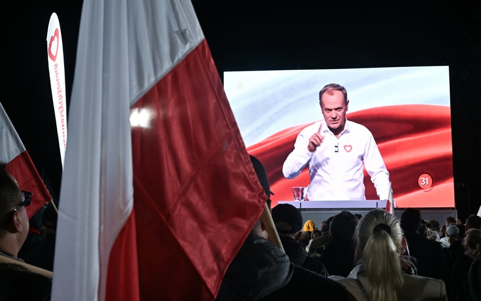 Przewodniczący Platformy Obywatelskiej Donald Tusk (na ekranie) na "debacie wyborczej 2023" Telewizj