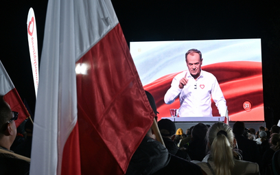 Przewodniczący Platformy Obywatelskiej Donald Tusk (na ekranie) na "debacie wyborczej 2023" Telewizj