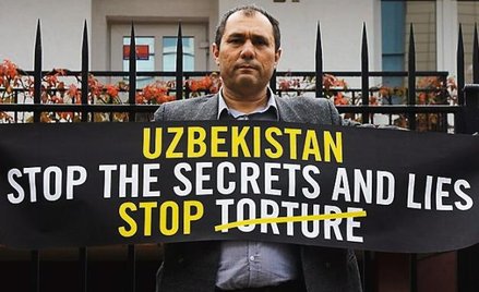Farhod Muchtarow protestuje przeciwko torturom przed ambasadą Uzbekistanu w Warszawie