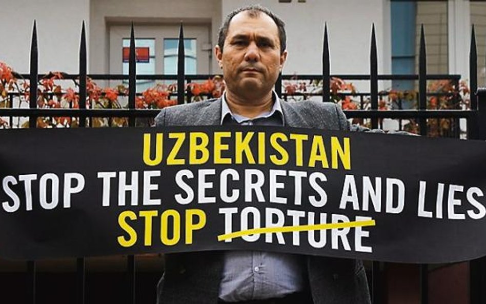 Farhod Muchtarow protestuje przeciwko torturom przed ambasadą Uzbekistanu w Warszawie
