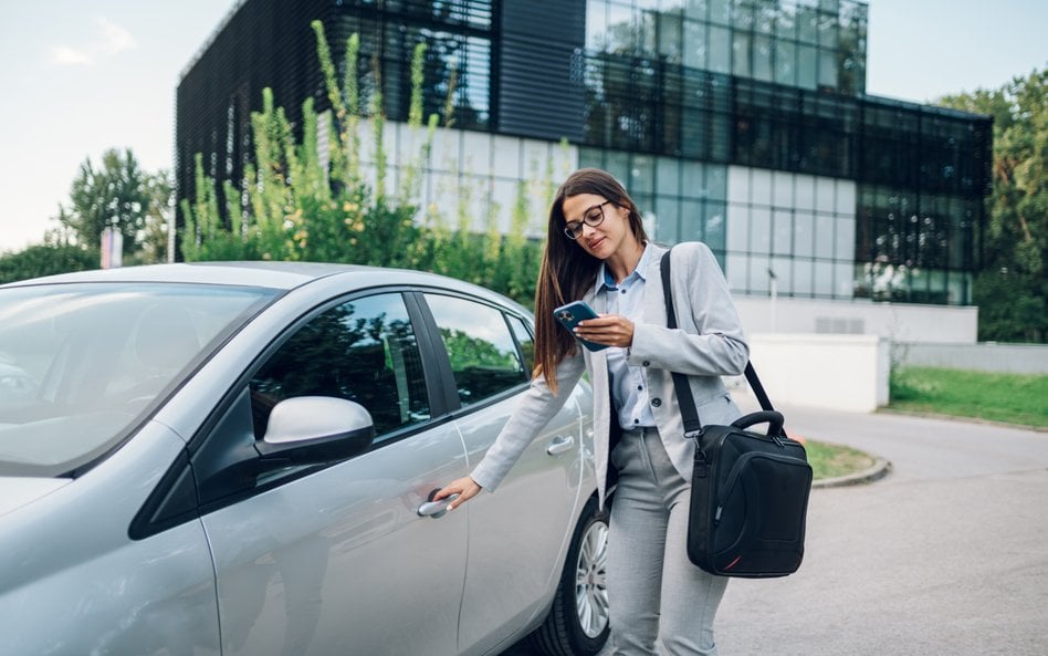 Prawnik może mieć w kancelarii dwa samochody