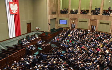 Posłowie na sali obrad. Sejm rozpatrywał projekt ws. refundacji in vitro