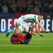 FC Barcelona - Real Betis. Lamine Yamal i Romain Perraud w walce o piłkę