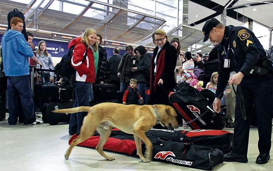 Próba zamachu spowodowała mobilizację służb granicznych. Na zdjęciu kontrola bagażu w Detroit 26 gru