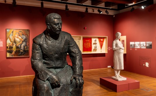 na pierwszym planie rzeźba Stalina Aliny Szapocznikow na wystawie „Lato, które zmieniło wszystko. Fe