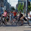 Skrzyżowanie ulic Prostej z Żelazną w Warszawie. Jedno z tych, na których rowerzyści zwyczajnie się 