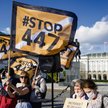 Ustawa 447 wywołała w Polsce duże emocje. Na zdjęciu protest przed Pałacem Prezydenckim w Warszawie 