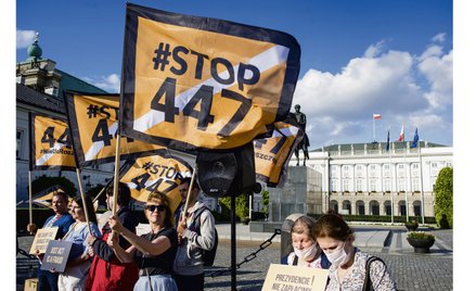 Ustawa 447 wywołała w Polsce duże emocje. Na zdjęciu protest przed Pałacem Prezydenckim w Warszawie 