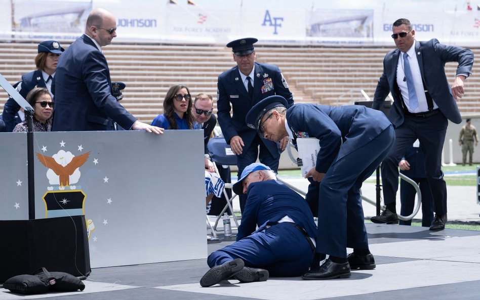 Biden przewrócił się podczas uroczystości w Akademii Sił Powietrznych