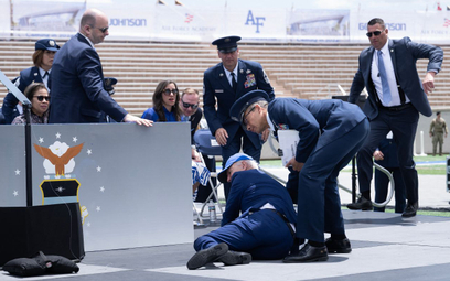 Biden przewrócił się podczas uroczystości w Akademii Sił Powietrznych