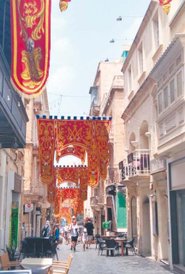 Jedna z uliczek Valletty. Przy kawiarnianym stoliku można podziwiać architekturę i myśleć o przeszło