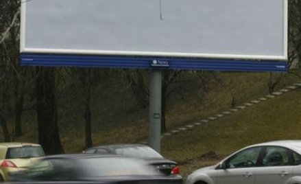 Firmowa tablica informacyjna w pasie drogowym to reklama