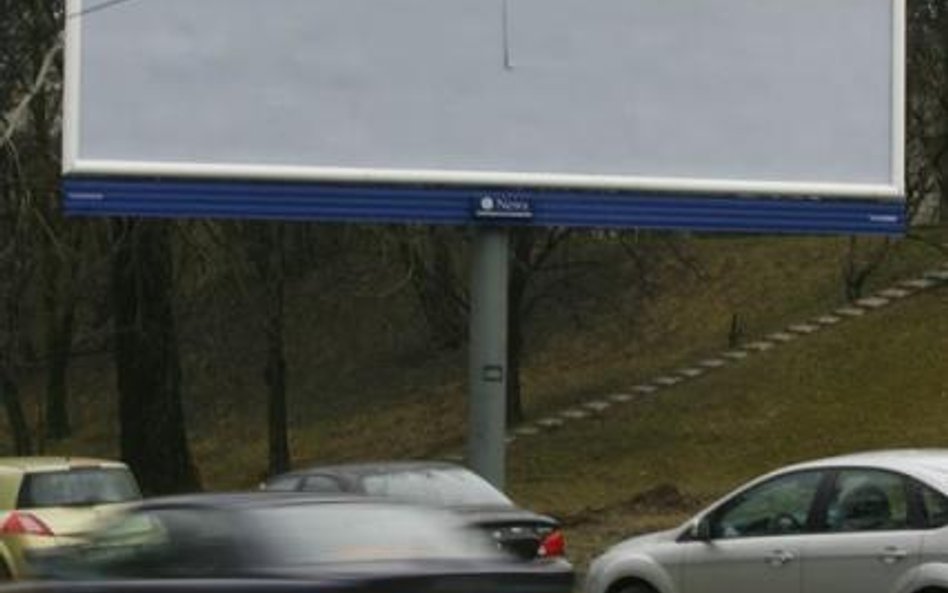 Firmowa tablica informacyjna w pasie drogowym to reklama