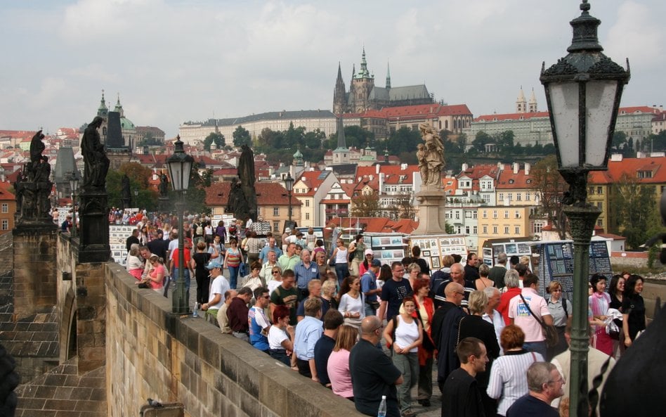 Most Karola jest najchętniej odwiedzanym przez turystów zabytkiem Pragi