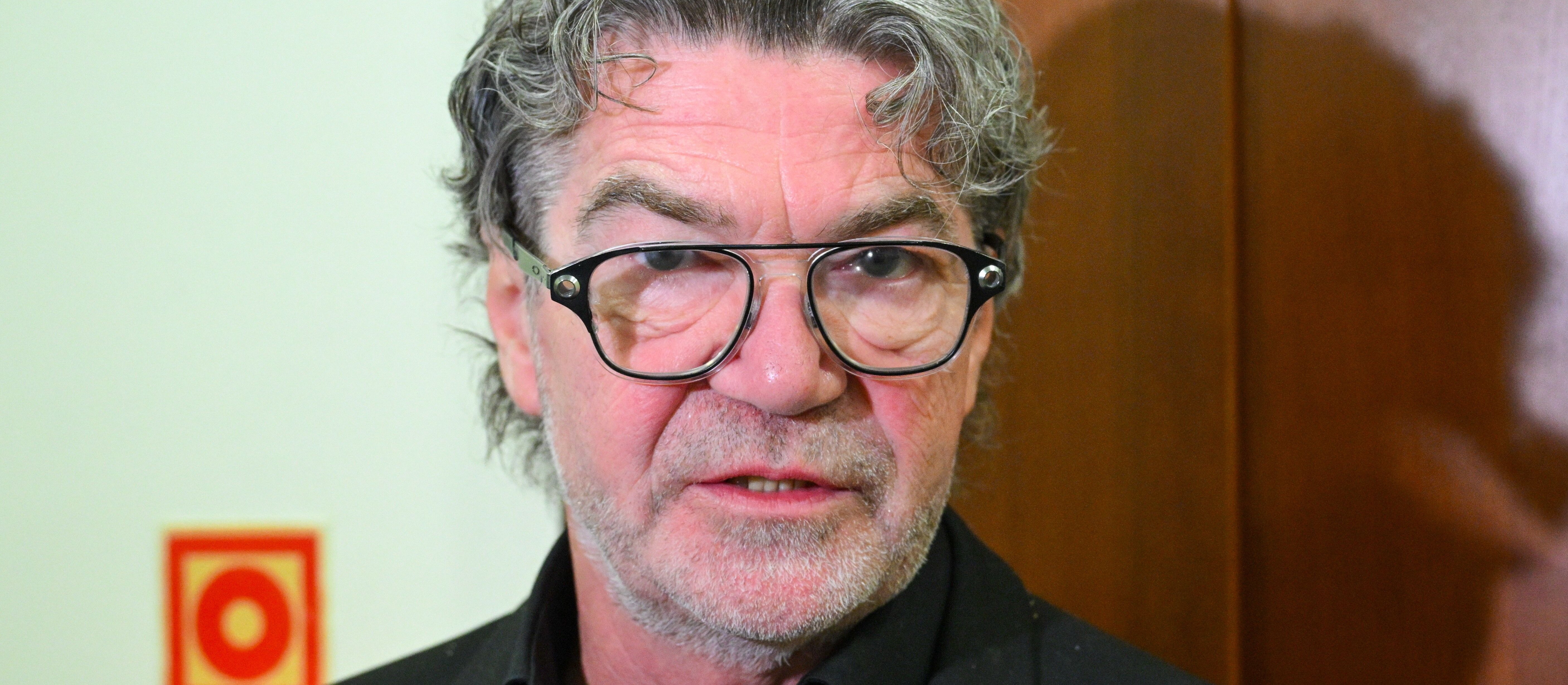 Głos znanego lektora wykorzystany w reklamie i „przerobiony” przez AI. Ruszył precedensowy proces