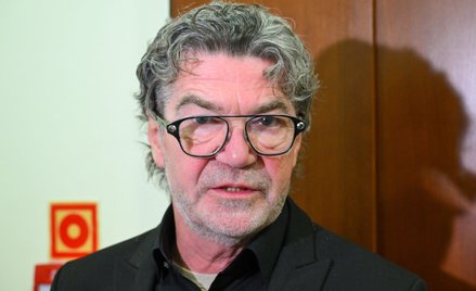 Lektor Jarosław Łukomski przed salą rozpraw Sądu Okręgowego w Warszawie