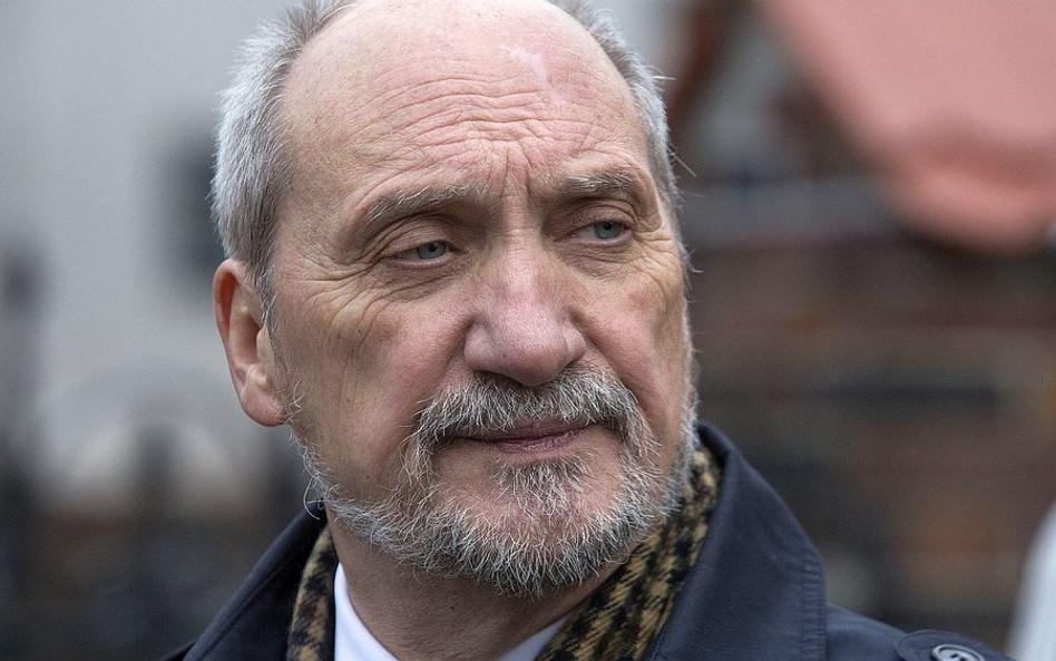 Macierewicz: Wybór między Kartą Rodziny a promocją pedofilii