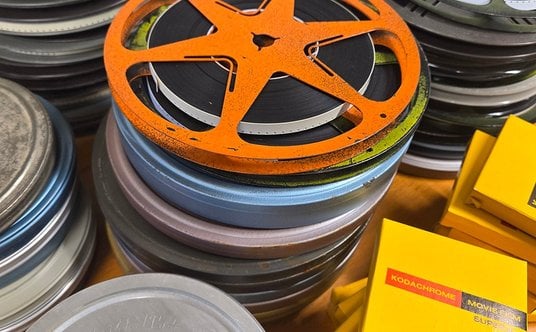 Nośniki i pudełka kolekcji filmów domowych różnych rodzin.