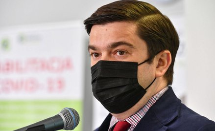 Koronawirus: Będzie dłuższa kwarantanna dla przybywających z Wysp dla Polski? Wypowiedź rzecznika re