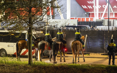 Holenderska policja konna przed stadionem AFAS, gdzie po meczu AZ Alkmaar - Legia Warszawa doszło do