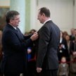 21.03.2011. Bronisław Kmorowski odznacza Wojciecha Maziarskiego