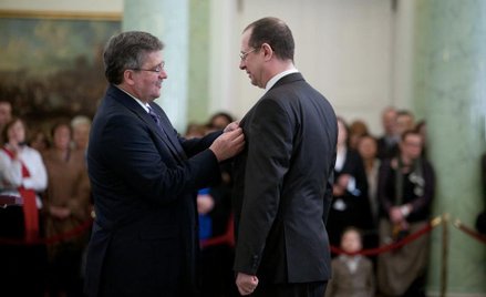 21.03.2011. Bronisław Kmorowski odznacza Wojciecha Maziarskiego