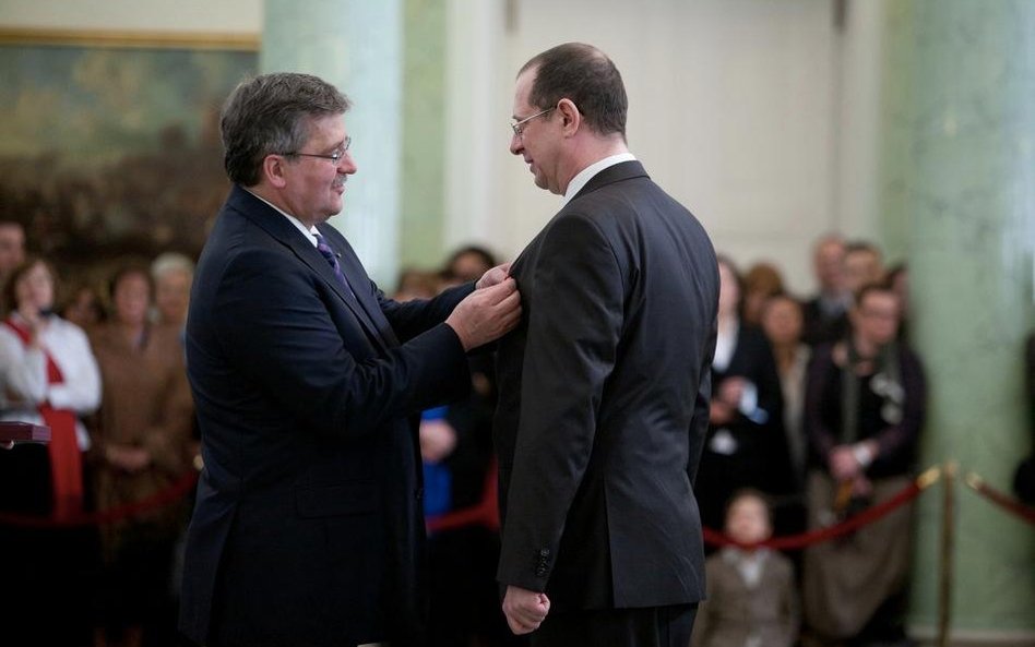 21.03.2011. Bronisław Kmorowski odznacza Wojciecha Maziarskiego