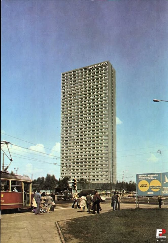Intraco w latach 70. XX wieku był dla Warszawiaków powiewem nowoczesności. Obecność sklepu Pewex tyl