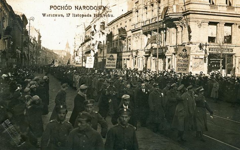 17 listopada 1918 roku zorganizowano w Warszawie wielki Pochód Narodowy, w którym udział wzięło ok. 