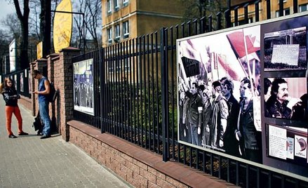 Ciężka praca i wielka polityka w ogromnym zakładzie przemysłowym
